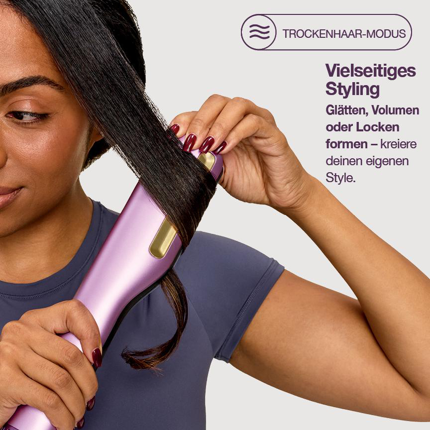 Eine Frau glättet ihr langes, dunkles Haar mit einem lila Styling-Gerät.