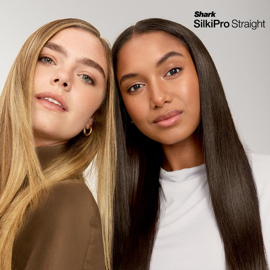 Zwei Frauen mit glattem Haar, eine blond, eine dunkelbraun, vor hellem Hintergrund.