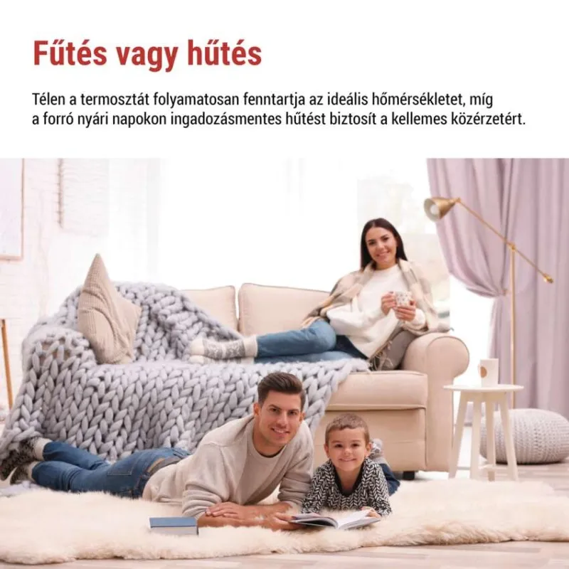Család pihen a nappaliban, apa és fia a szőnyegen, anya a kanapén csészével.