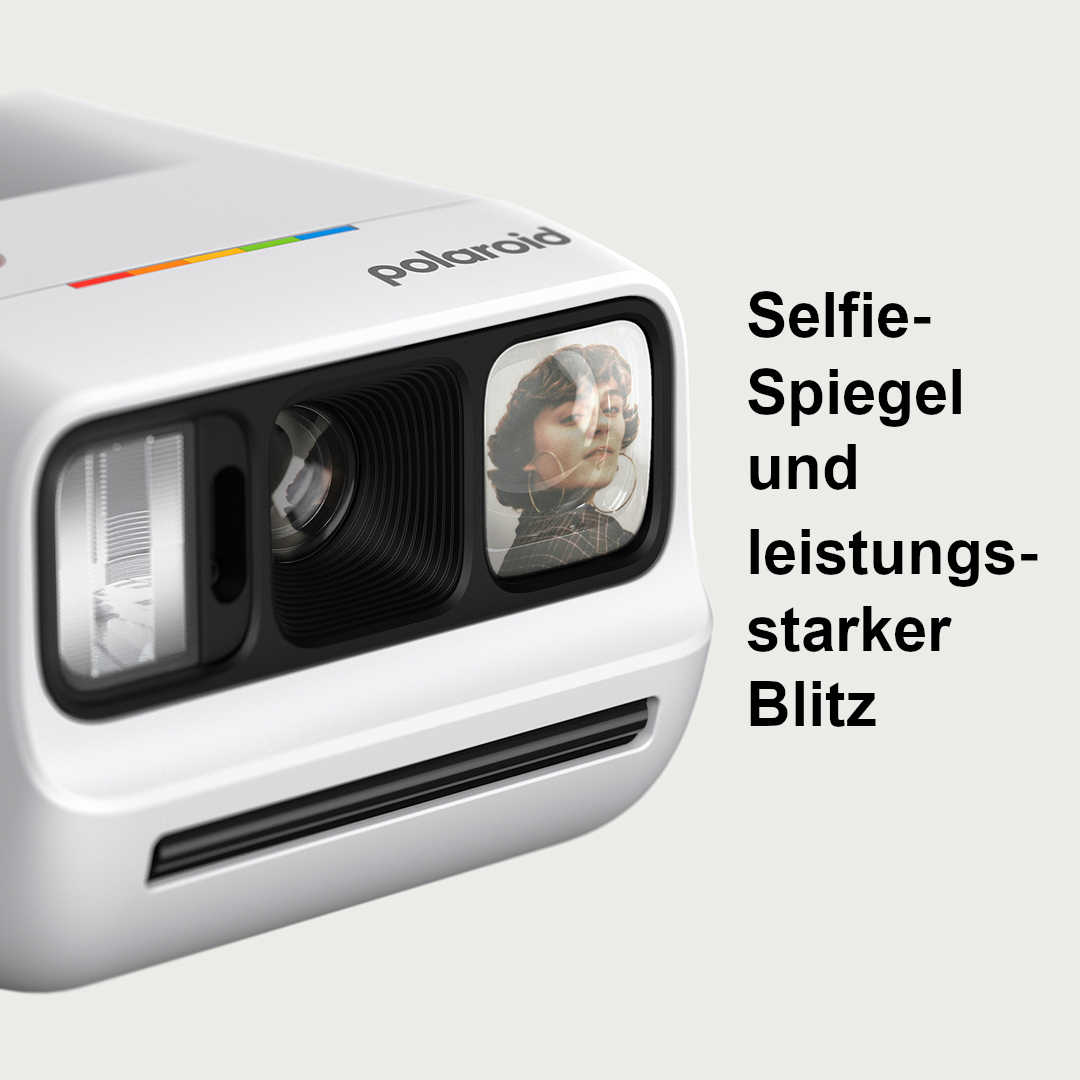 Weiße Polaroidkamera mit Objektiv, Blitz, Selfie-Spiegel zeigt Frau.
