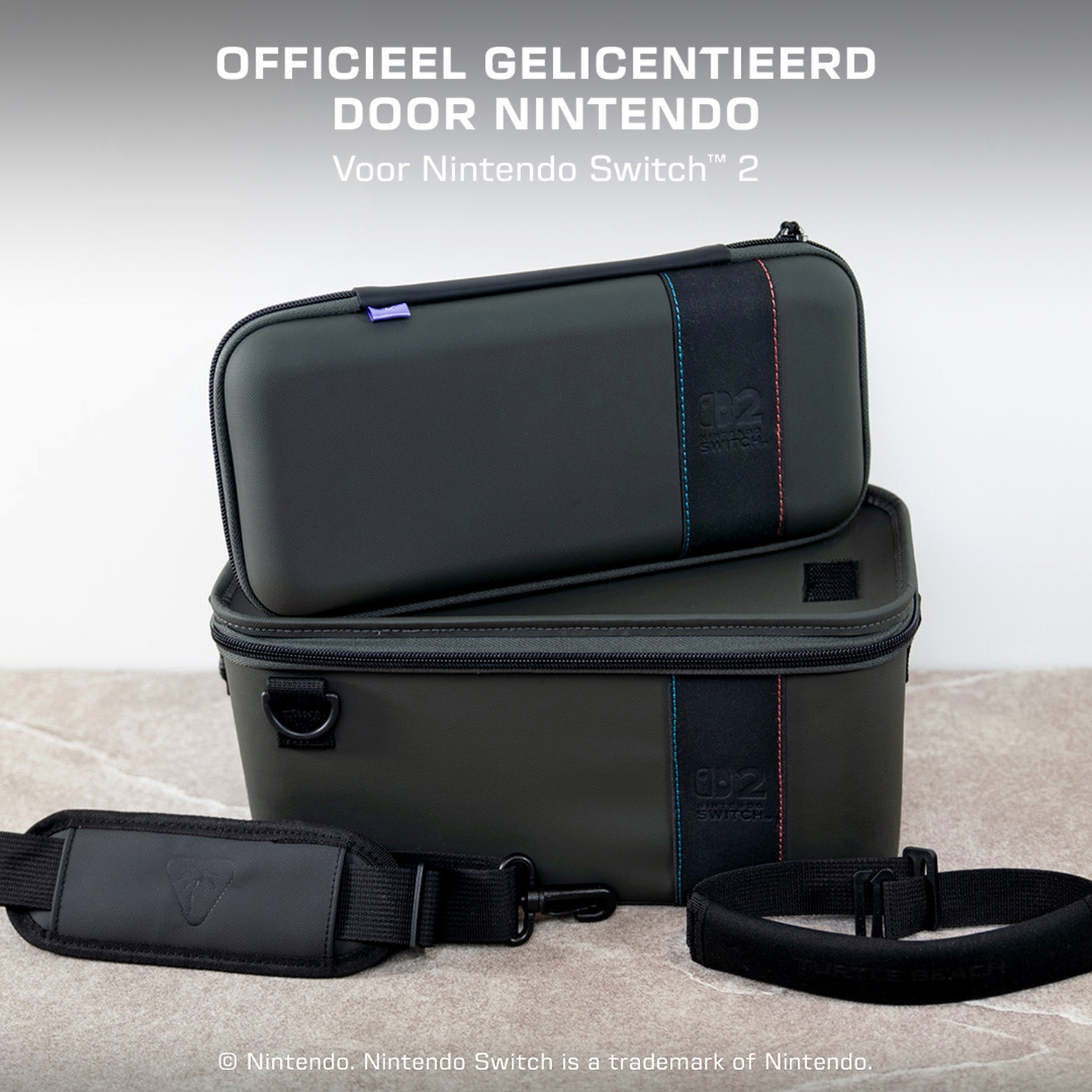 Twee zwarte Nintendo Switch-hoesjes, op elkaar gestapeld, met accessoires.