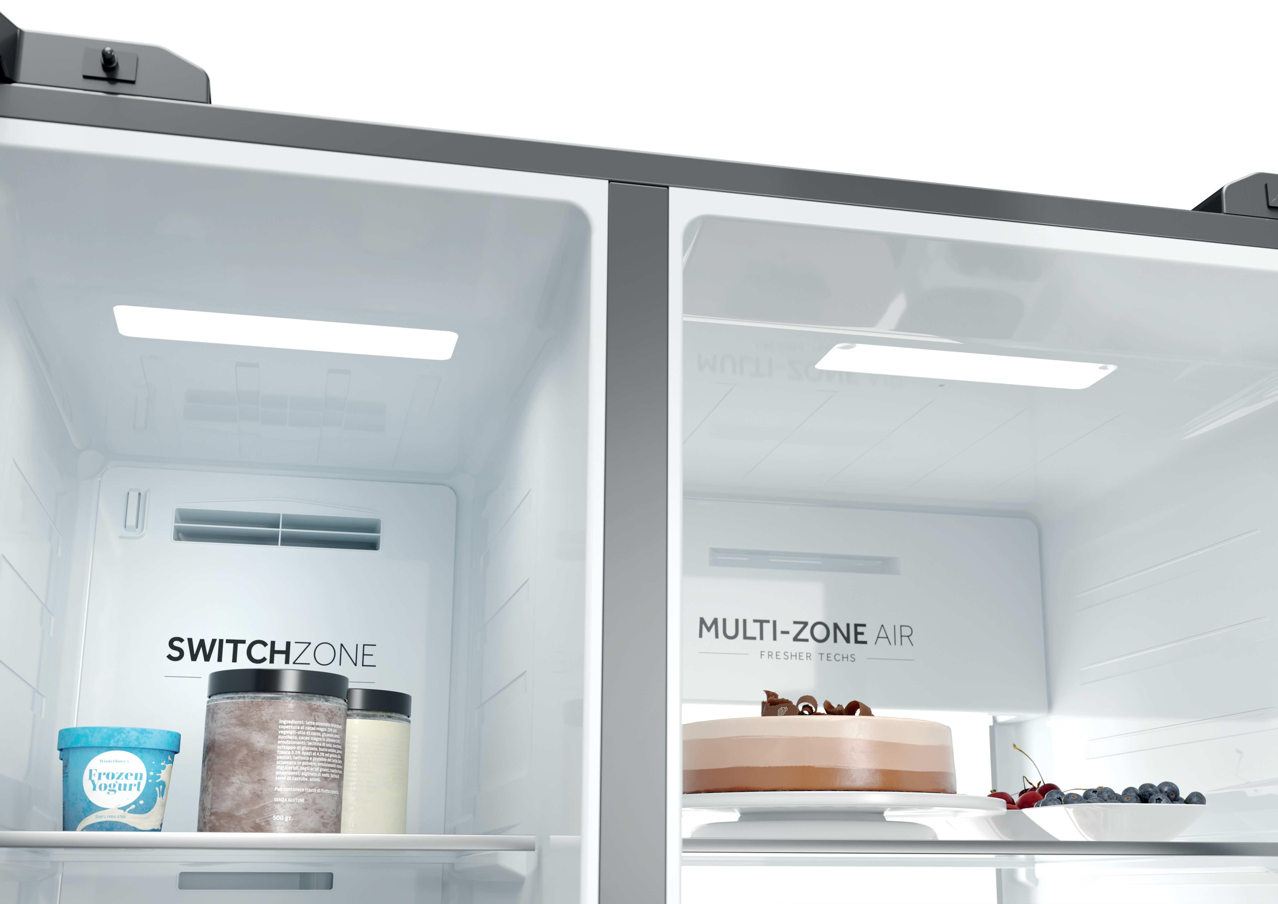 Ein offener Kühlschrank mit Lebensmitteln: Joghurt, Kuchen und Beeren.