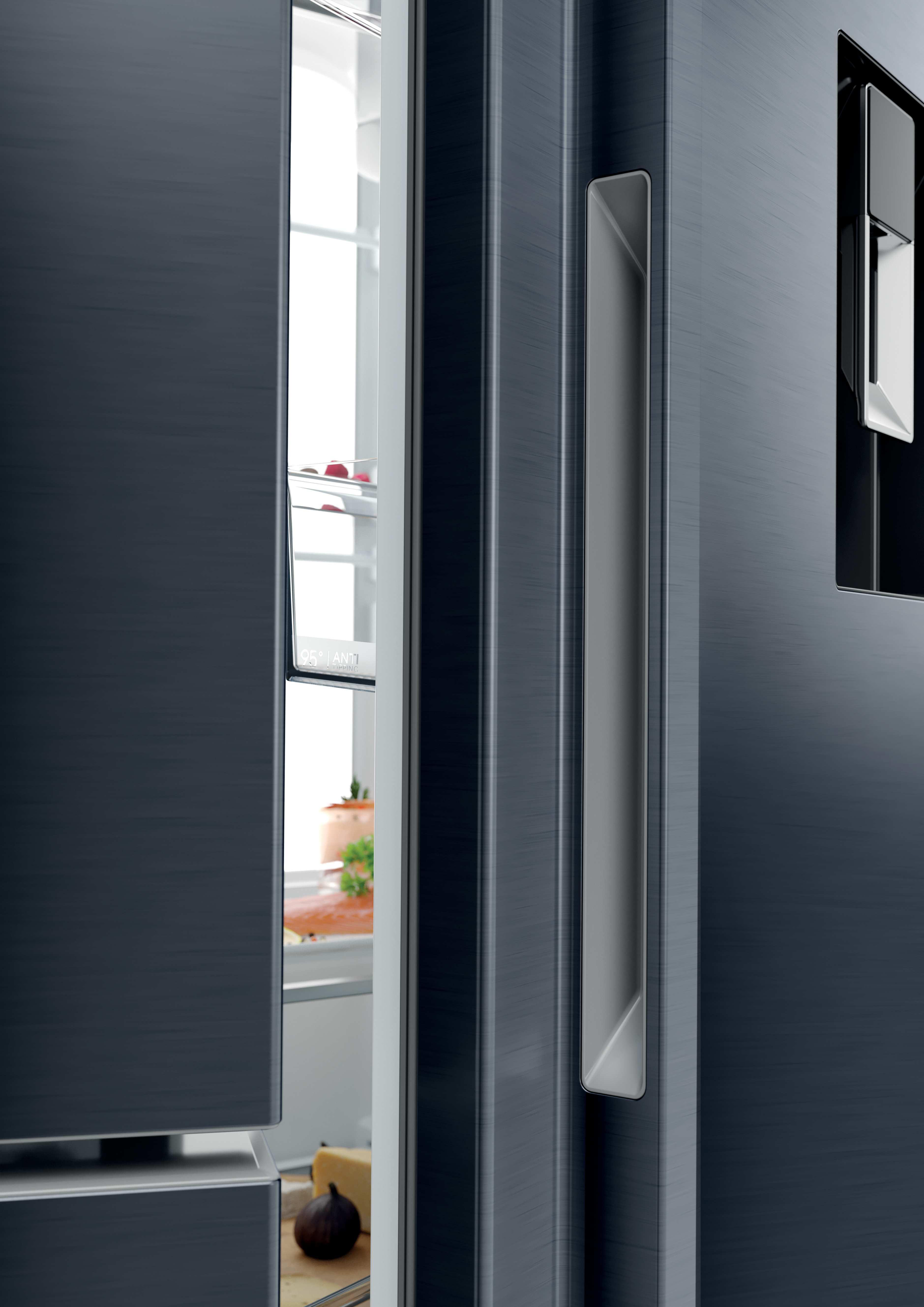 Ein dunkler Kühlschrank mit einer offenen Tür, die Lebensmittel wie Feigen und Käse zeigt.