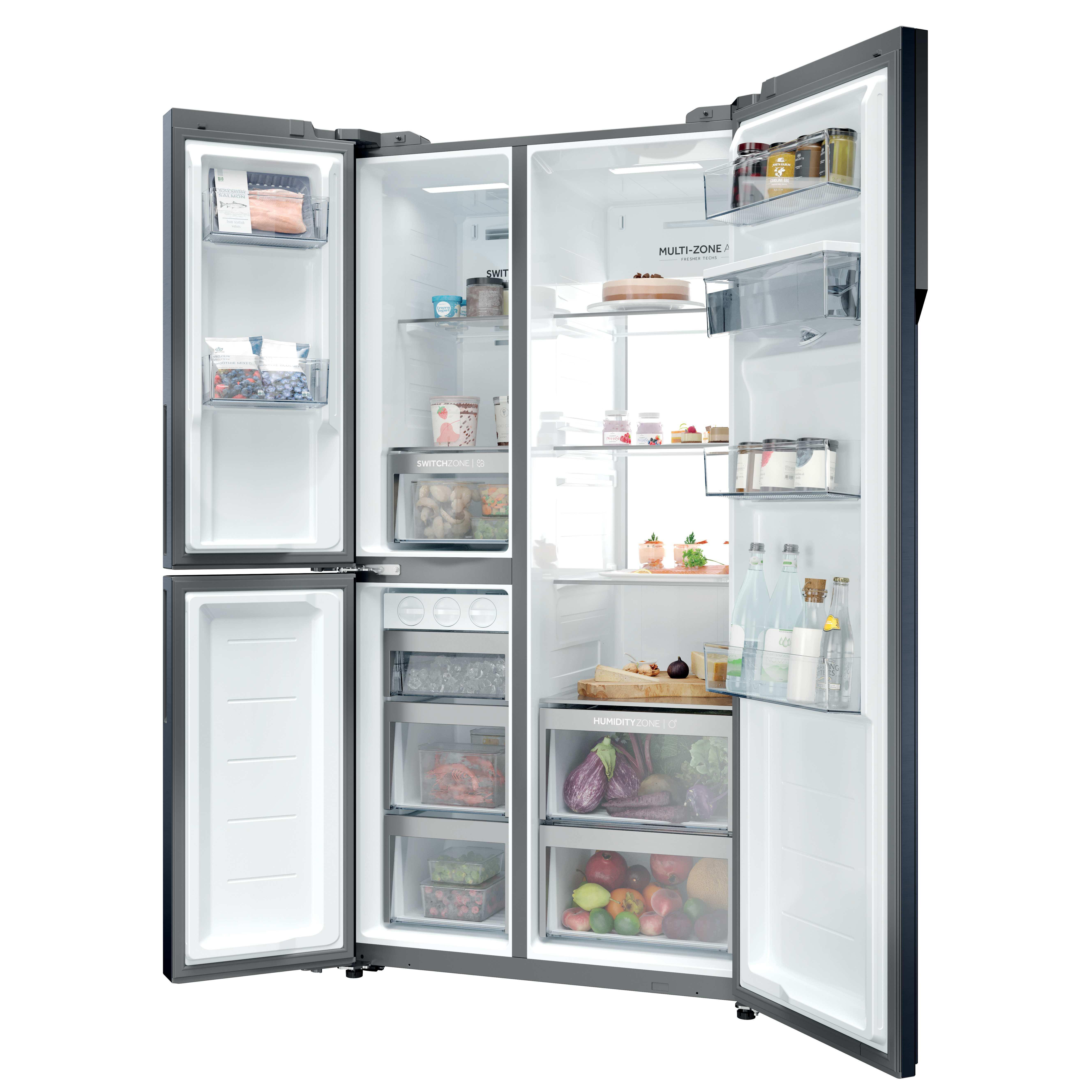 Ein offener Kühlschrank mit Lebensmitteln wie Fisch, Beeren, Gemüse, Obst und Getränken.