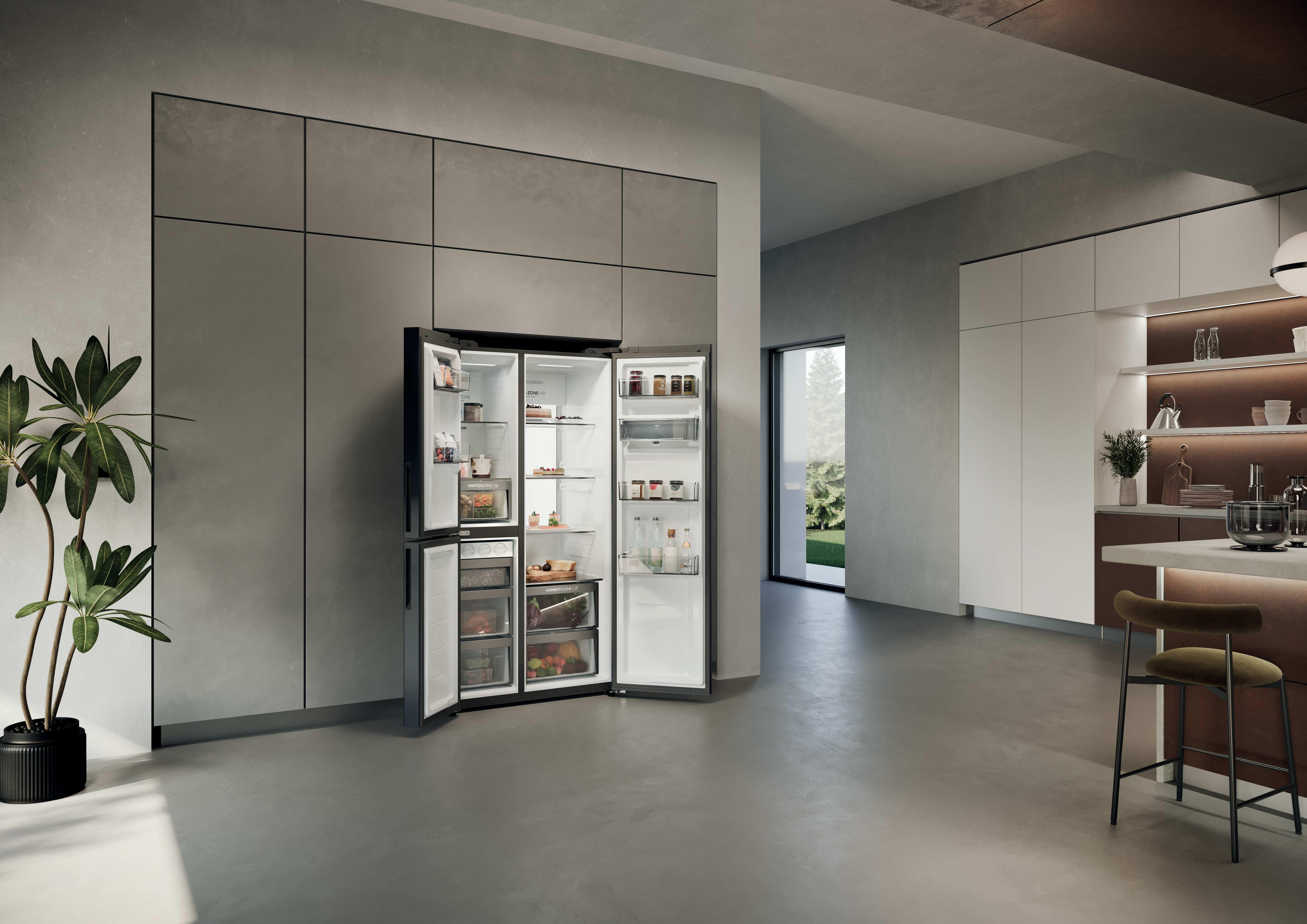 Ein offener Kühlschrank in einer modernen Küche mit Marmorboden und großen Fenstern.