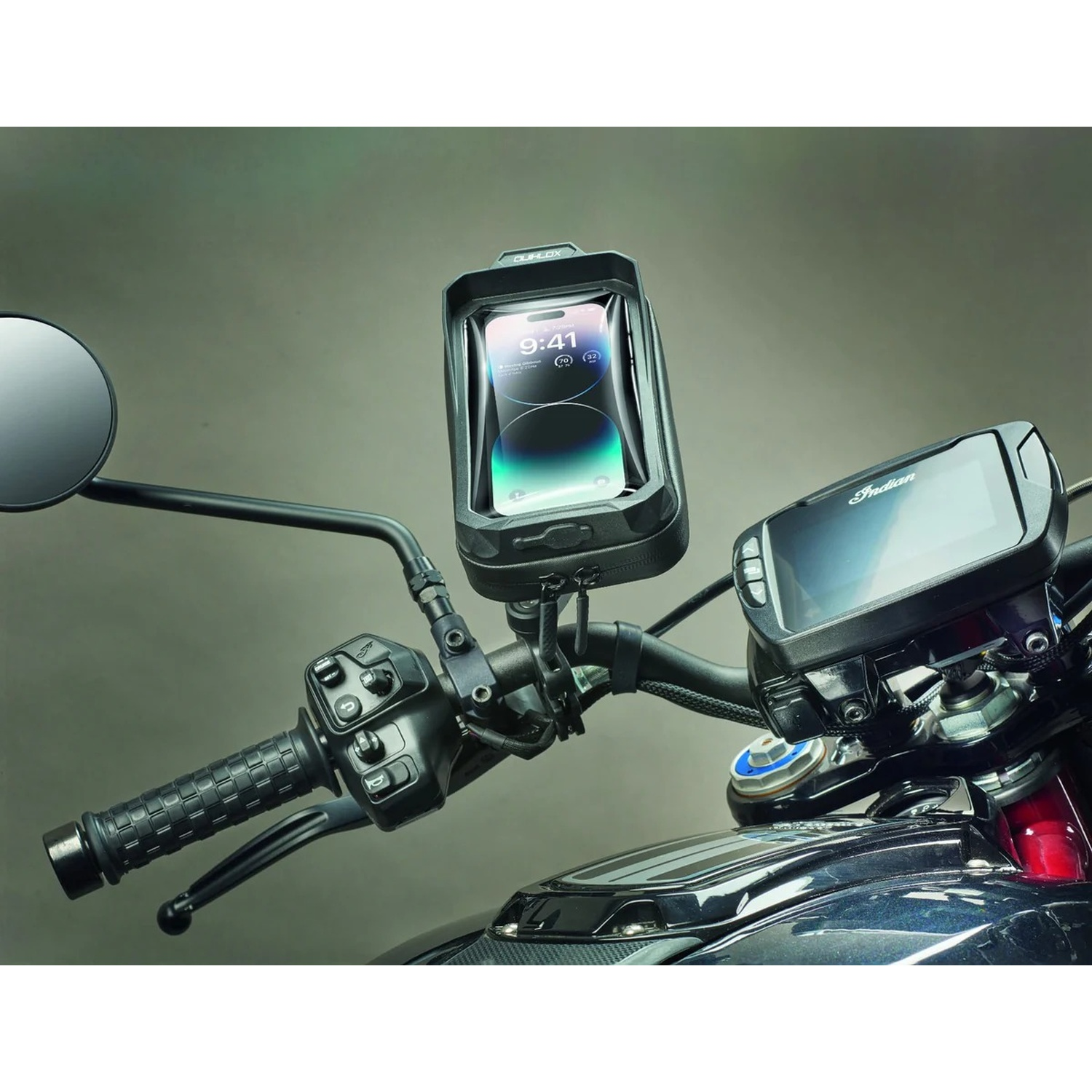 Manubrio moto con supporto telefono, specchietto e display.