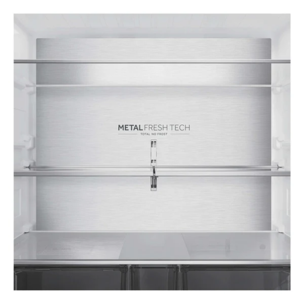 Vista interior de un refrigerador vacío con respaldo metálico y estantes de vidrio.