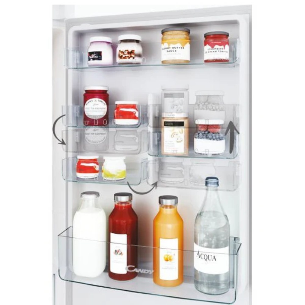 Puerta de refrigerador con frascos y botellas: mermelada, salsa, yogur, jugo, agua.