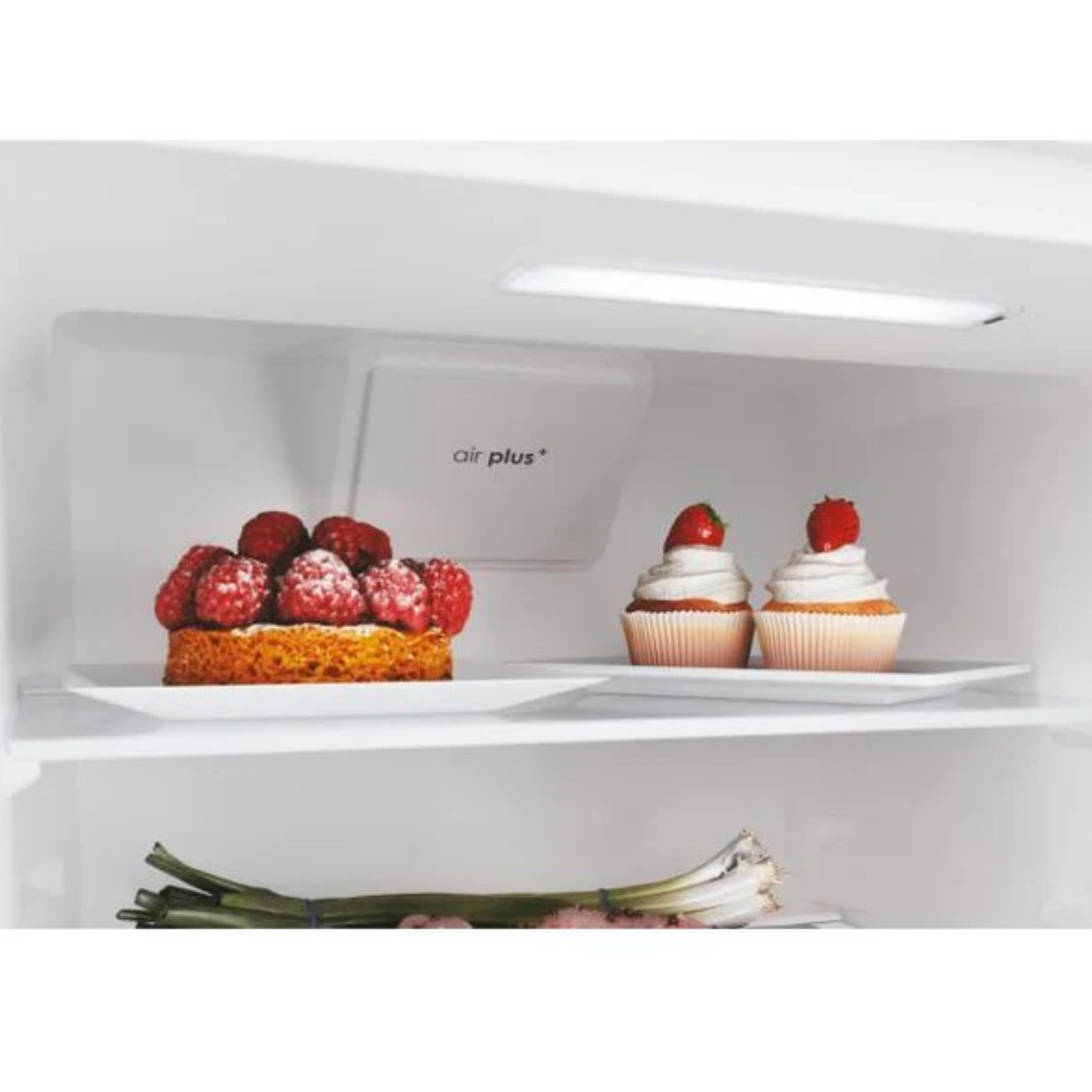 Estante de refrigerador con tarta, pastelitos y cebolletas.