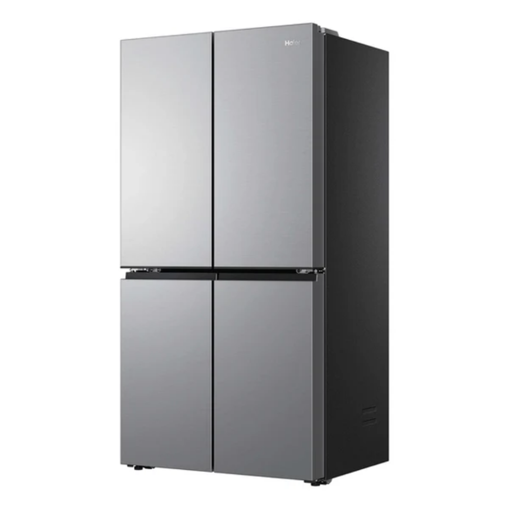 Un refrigerador plateado de cuatro puertas con carcasa negra.