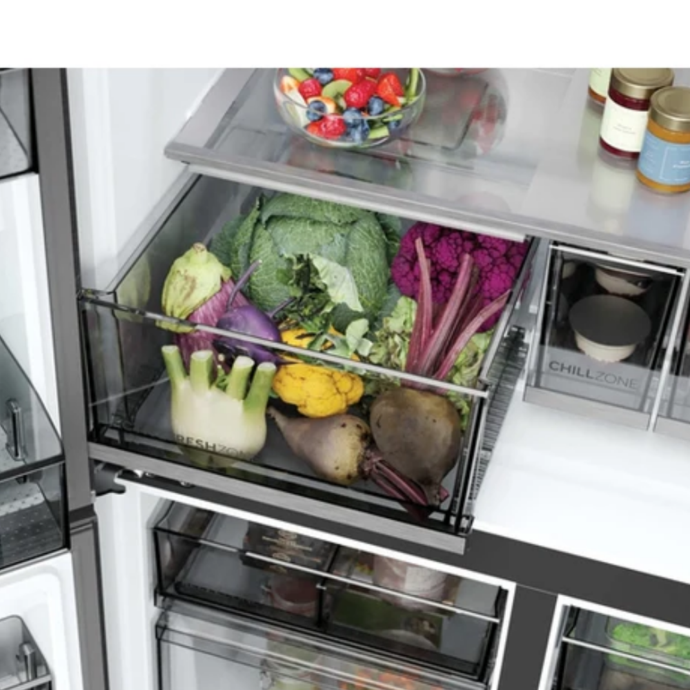 Un cajón de refrigerador lleno de verduras frescas como repollo, coliflor y remolacha.