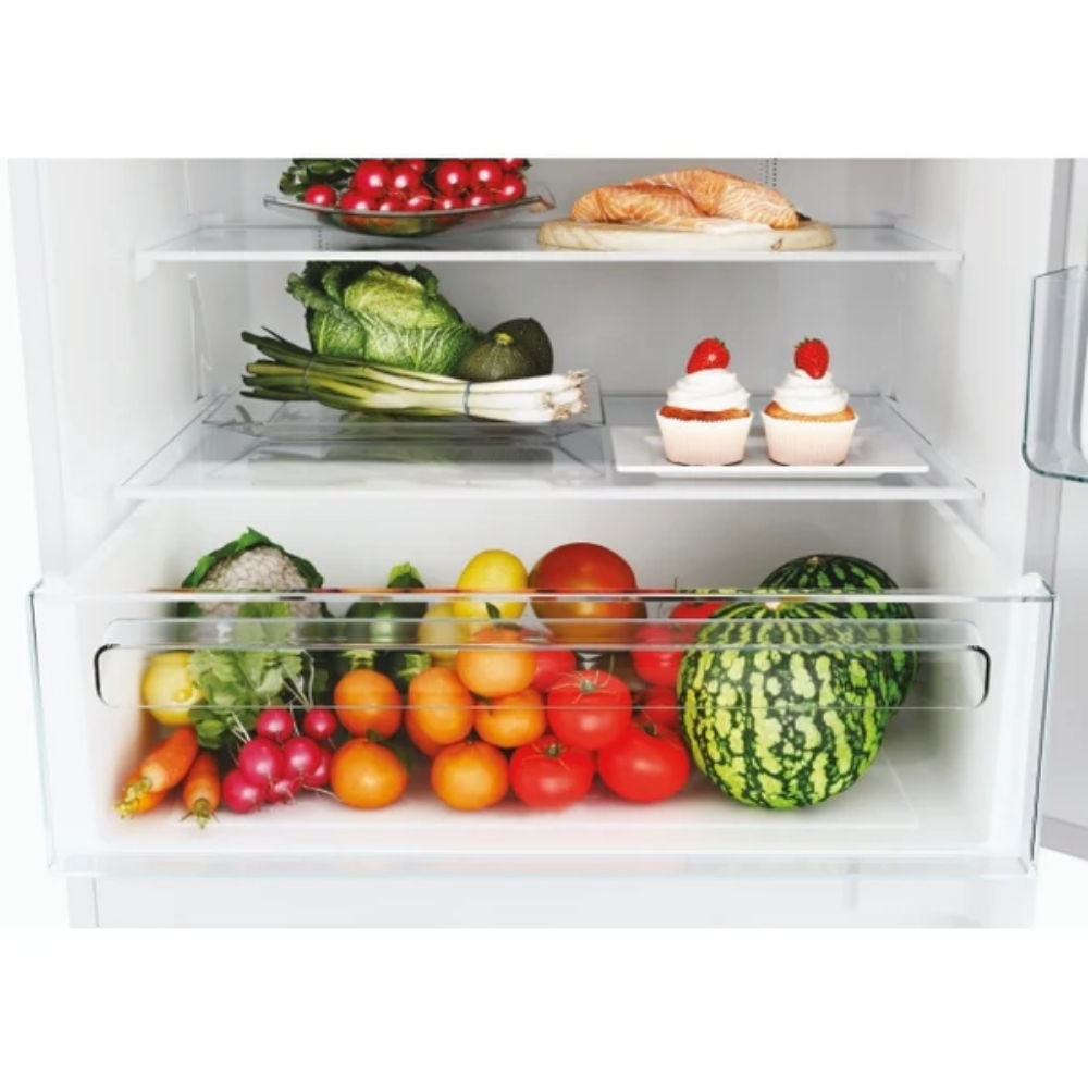 Estantes abiertos de refrigerador con productos: rábanos, salmón, lechuga, cupcakes y sandías.