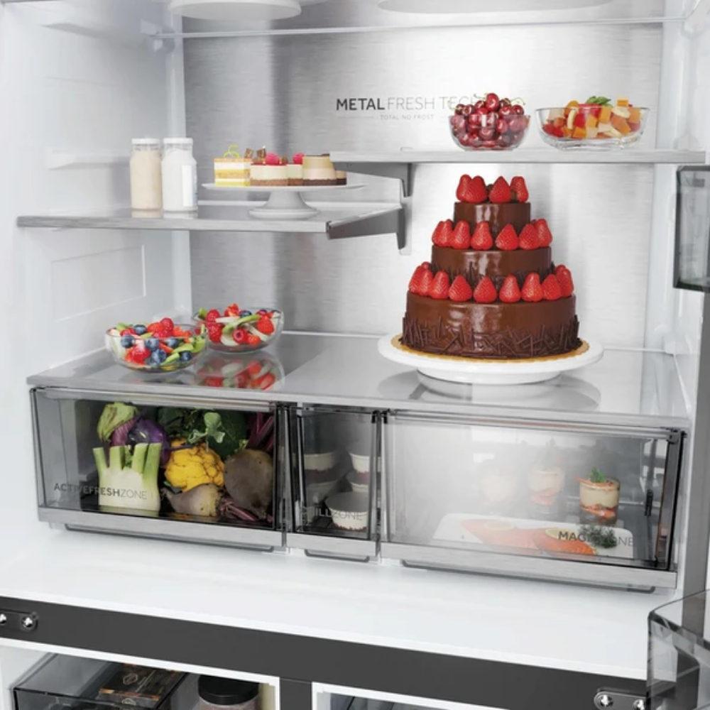 Un refrigerador con un pastel de chocolate, cuencos de fruta, pasteles y verduras.