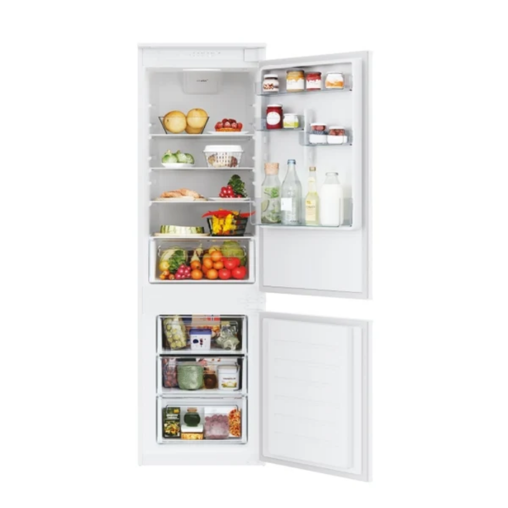 Un frigorífico blanco abierto con alimentos en sus estantes.