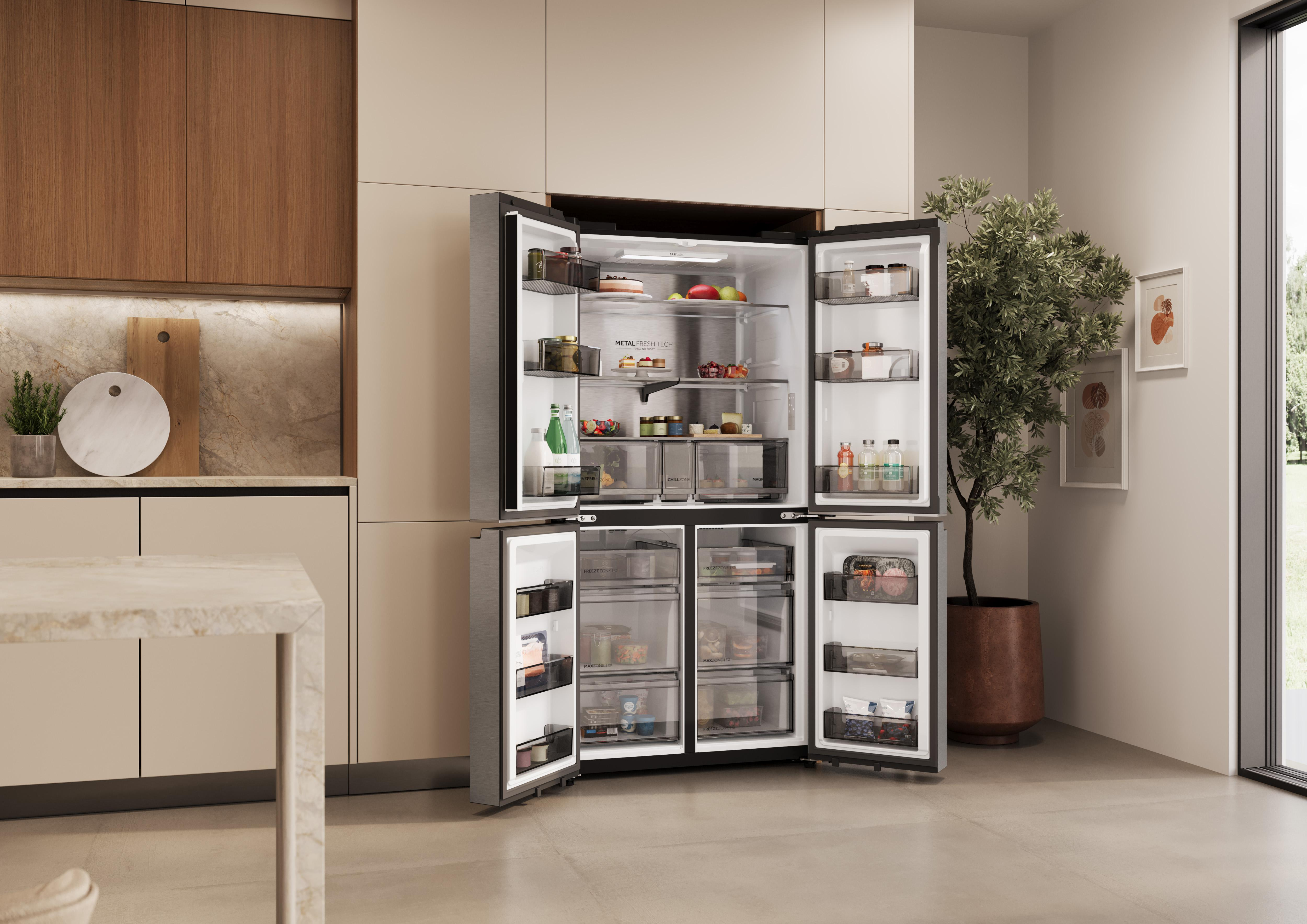 Un refrigerador moderno con las puertas abiertas, lleno de comida, en una cocina elegante.