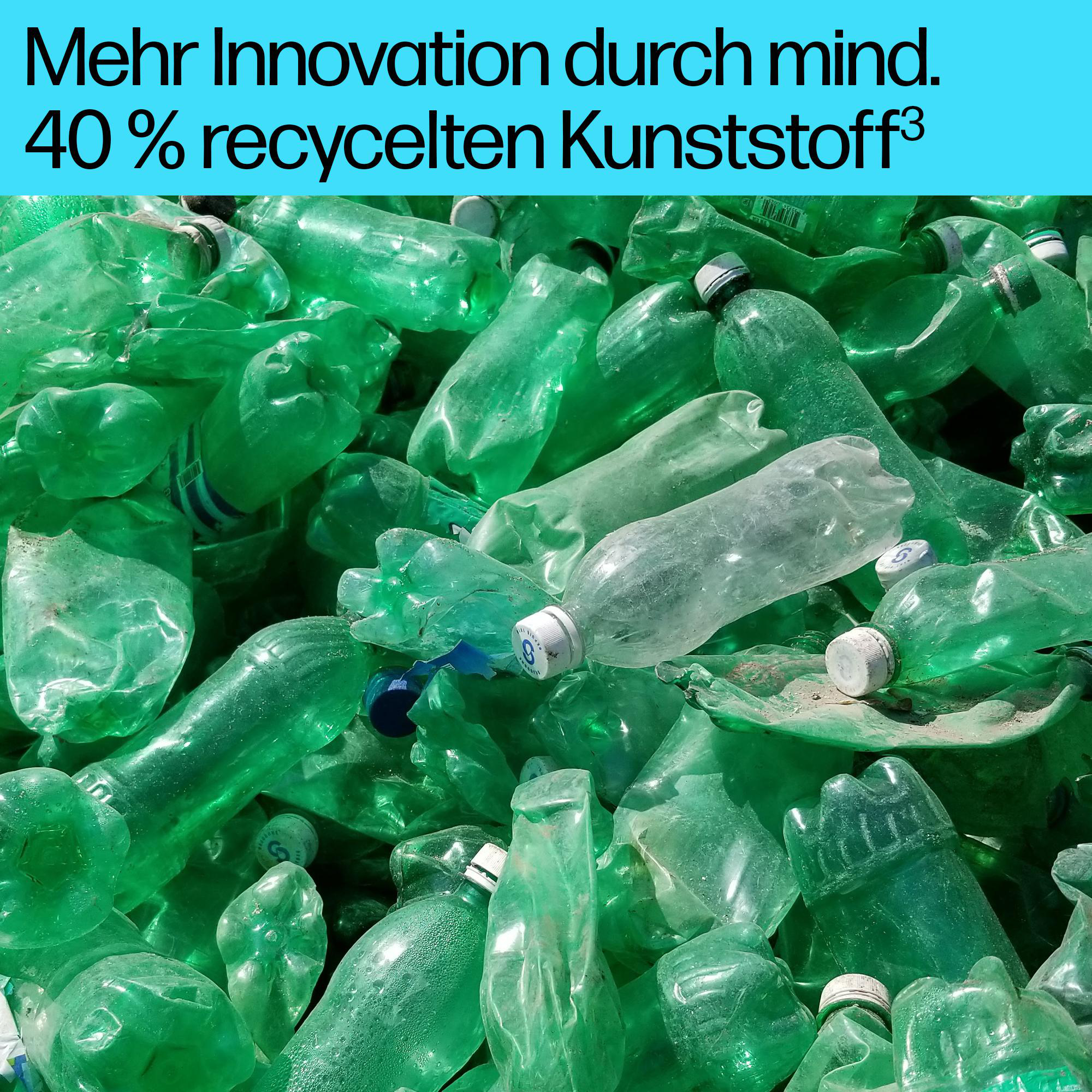 Haufen von zerdrückten grünen Plastikflaschen, einige mit weißen Kappen.