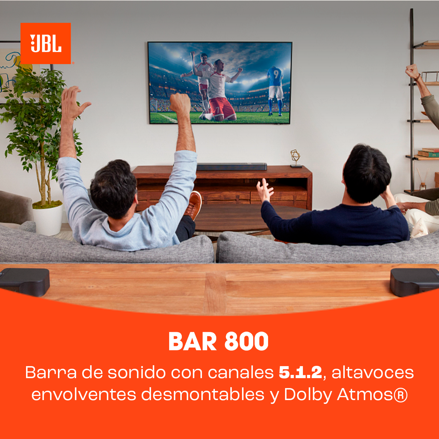 Dos hombres animan frente a un televisor que muestra un partido de fútbol.