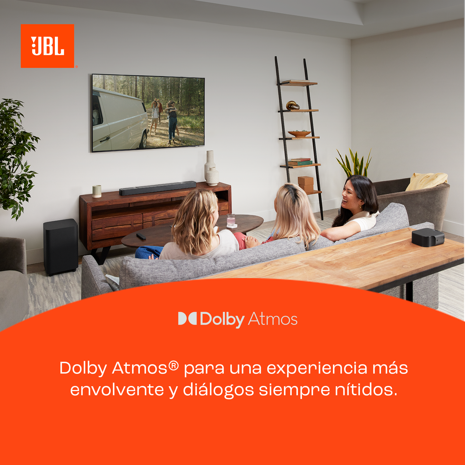 Tres mujeres en un sofá ven la televisión, logo JBL arriba a la izquierda, logo Dolby Atmos abajo.