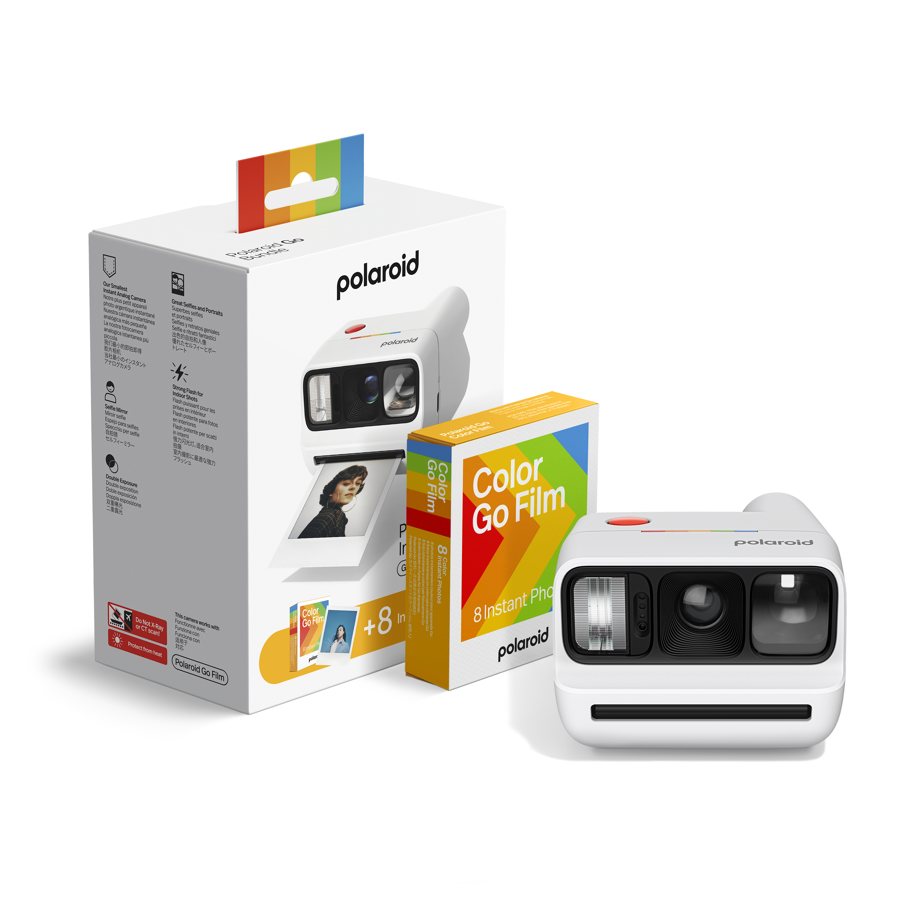 Polaroid Go Kamera, Filmpackung und Kartonverpackung auf schwarzem Hintergrund.