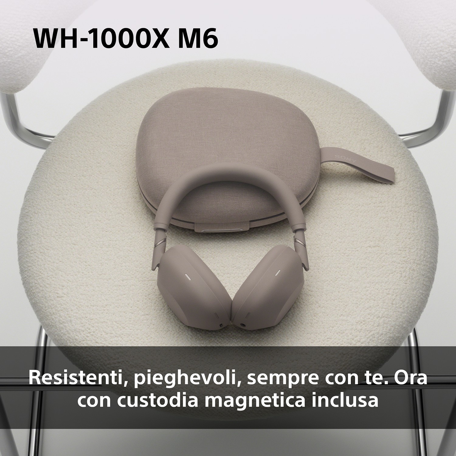Cuffie Sony WH-1000XM6 grigie con custodia di ricarica su sedia.
