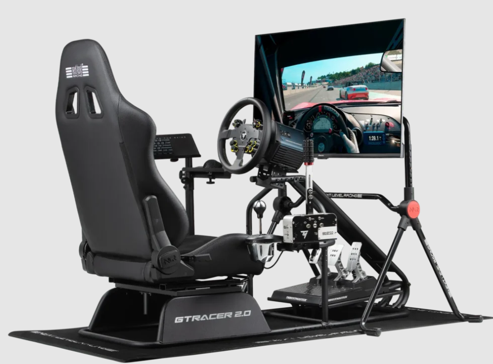 Ein schwarzer Rennsimulator-Stuhl mit Lenkrad, Pedalen und Monitor.