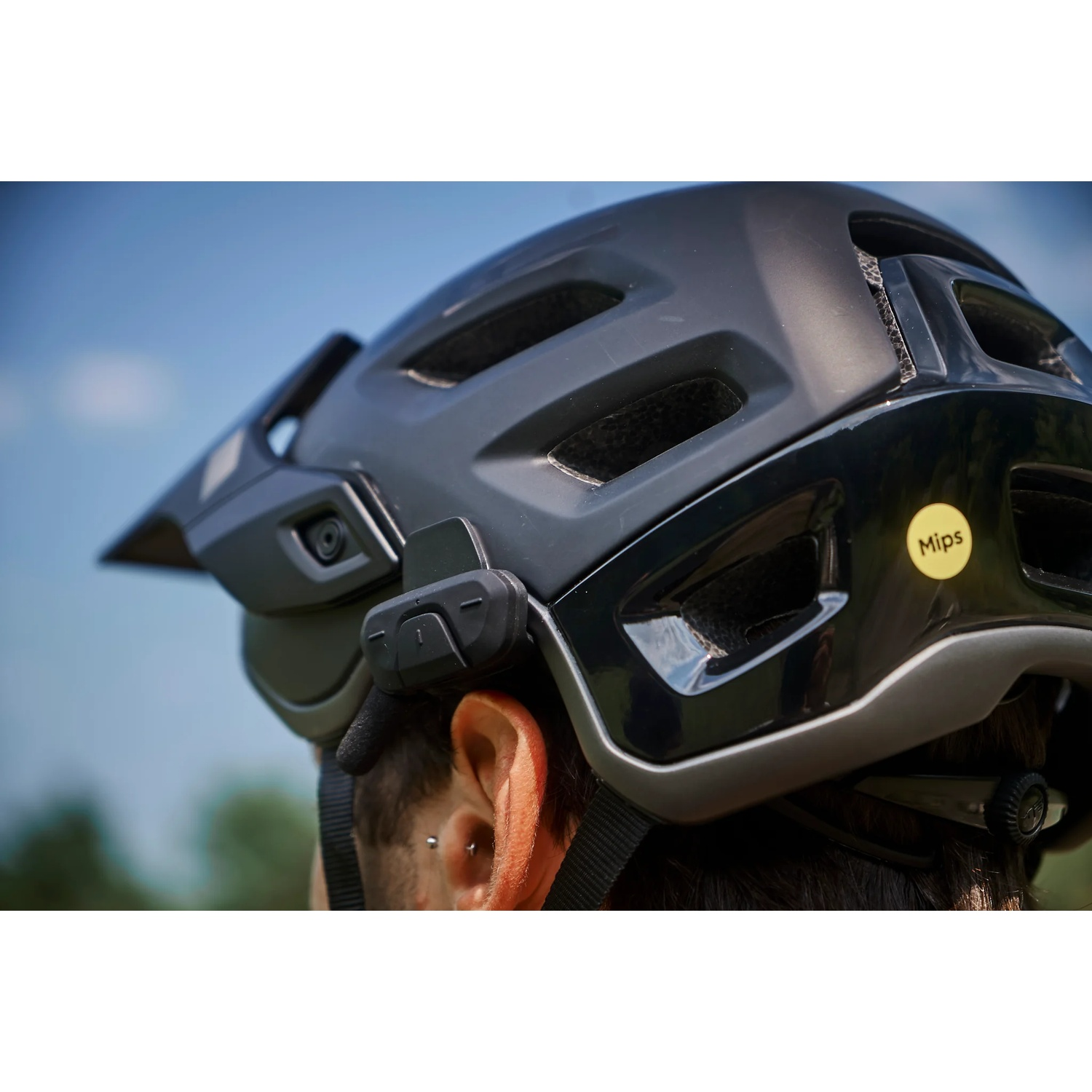 Primo piano di un casco da bicicletta nero con adesivo MIPS.