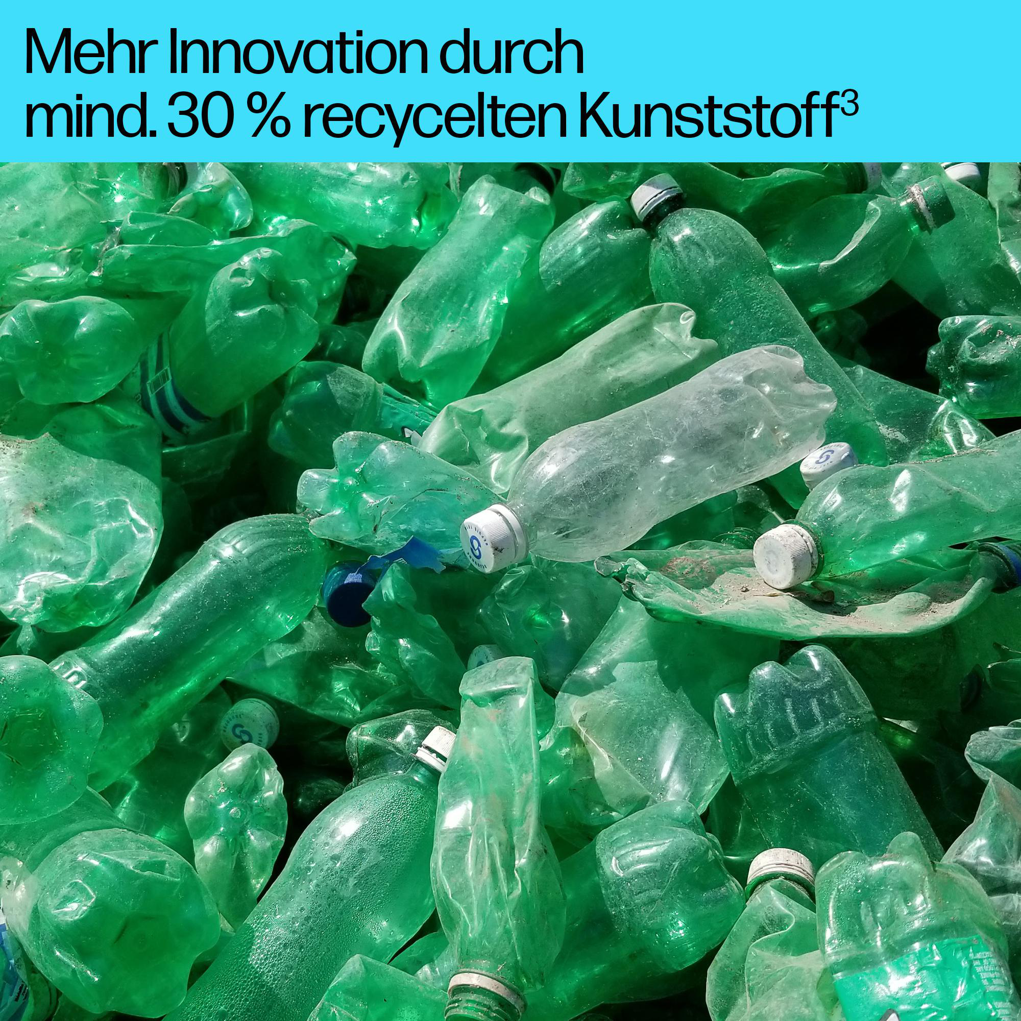 Ein Haufen zerknüllter grüner Plastikflaschen, einige mit weißen Kappen.