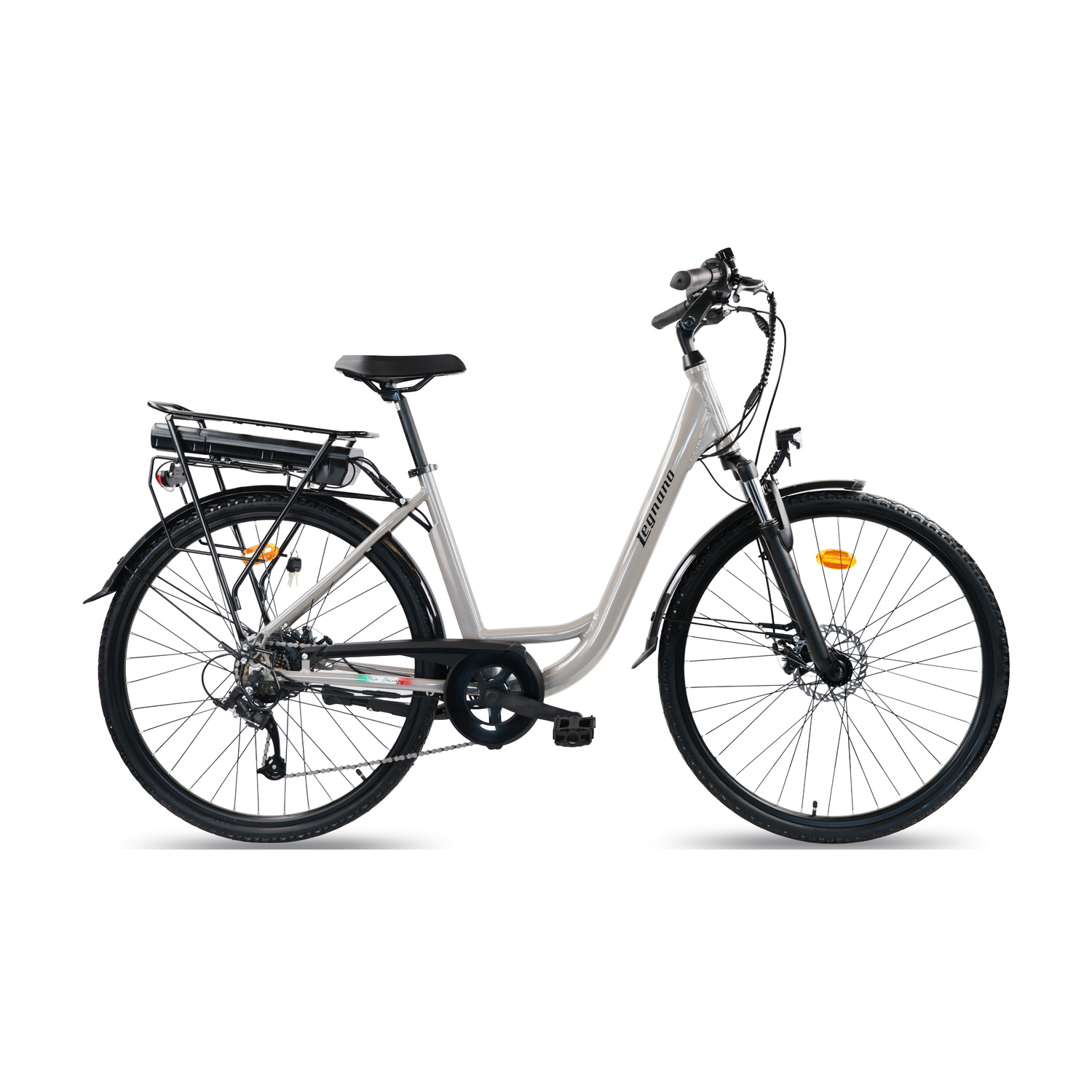 Bici da donna argentata con portapacchi e batteria, sfondo bianco.