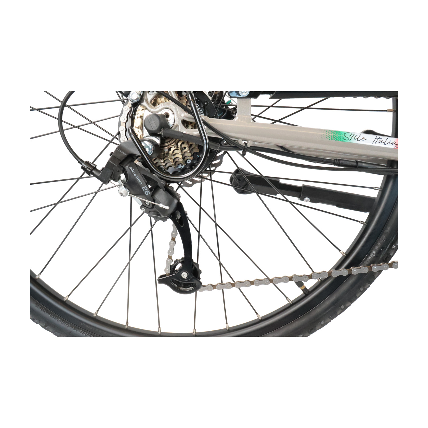 Primo piano del deragliatore posteriore, cassetta e ruota di una bicicletta.