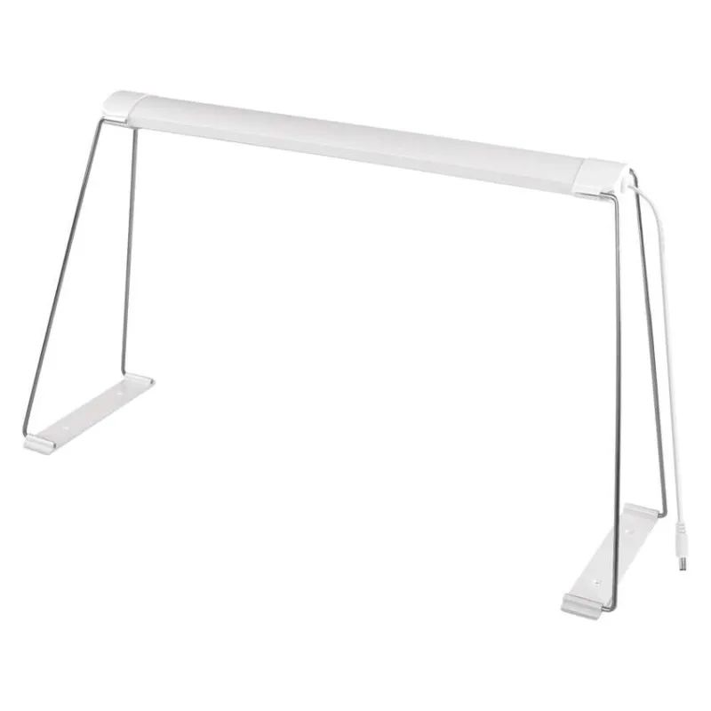 Fehér LED-lámpa ezüst fém állvánnyal fehér háttéren.