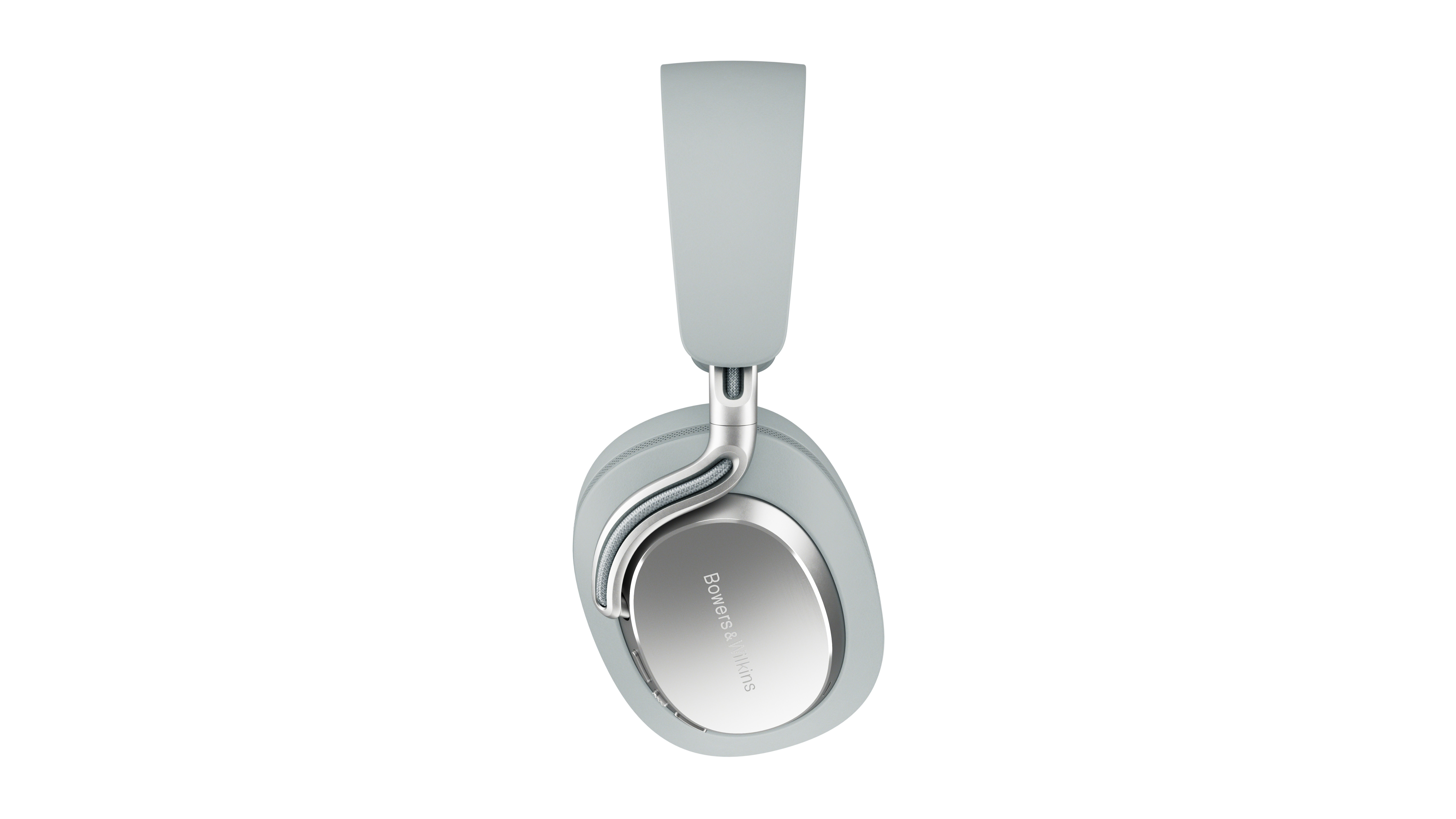 Ein hellblauer Bowers & Wilkins Kopfhörer mit silbernem Ohrbecher wird gezeigt.