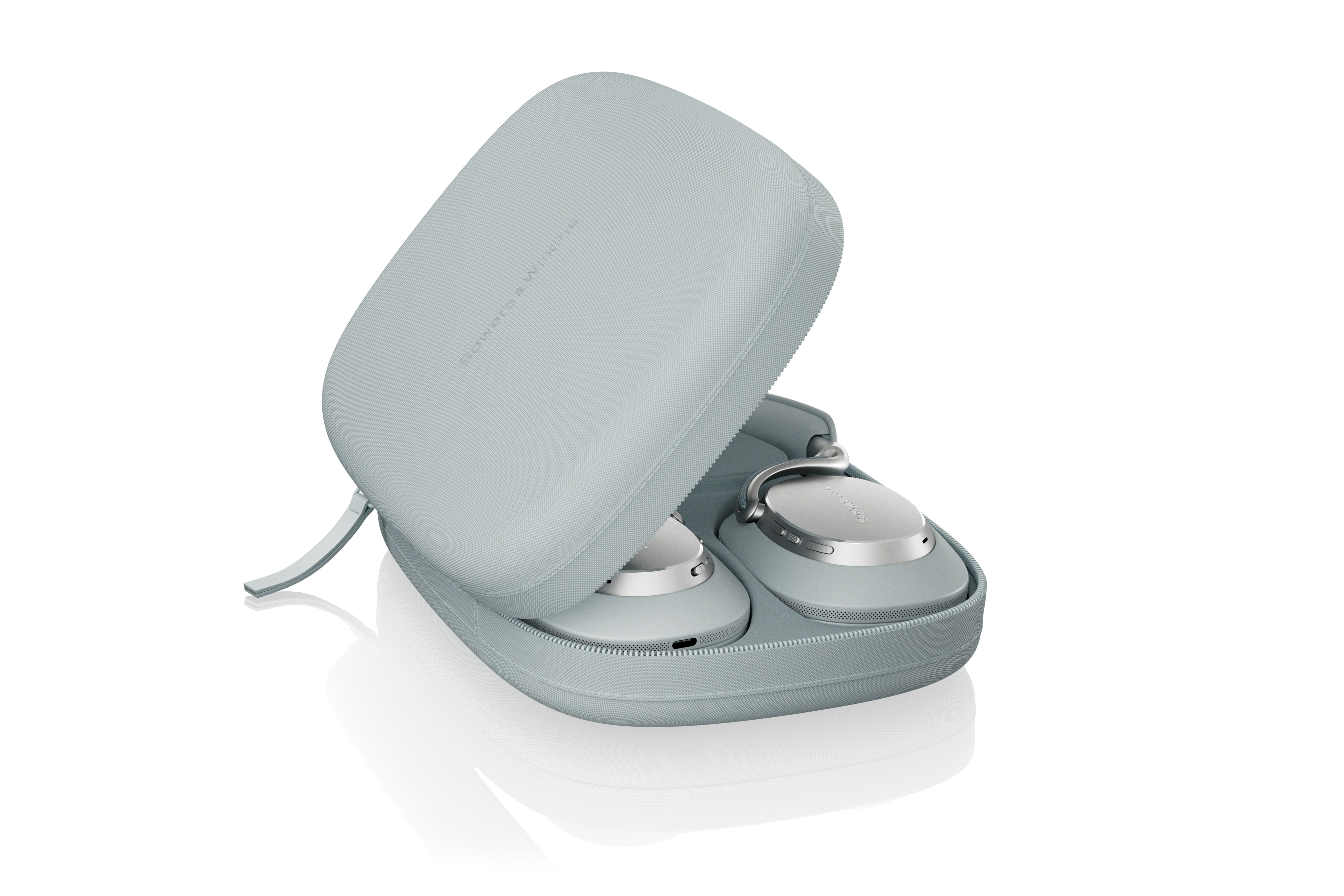 Ein hellgraues Headset mit Bowers & Wilkins-Logo in einem offenen Koffer.