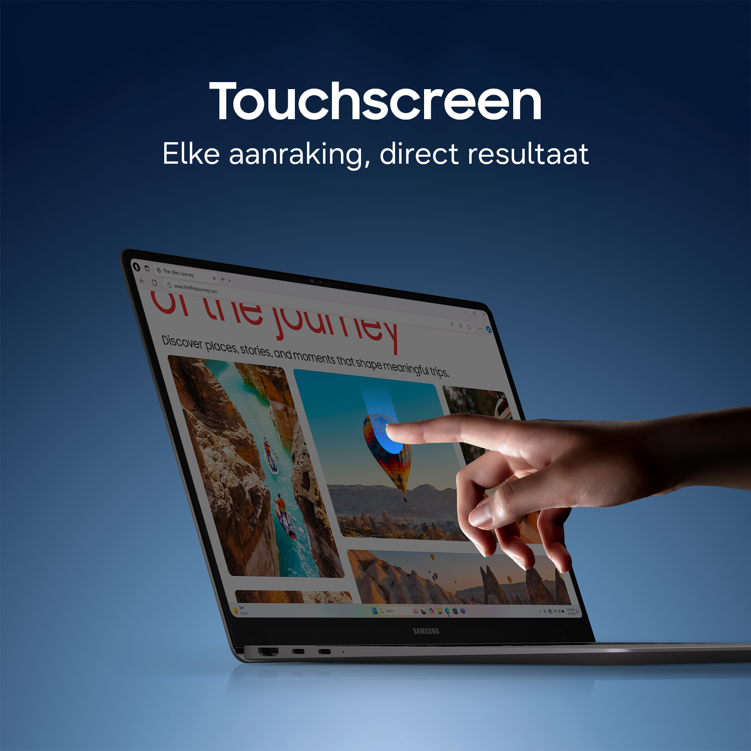 Een vinger raakt een laptop-scherm aan met reisfoto's. Touchscreen-technologie.