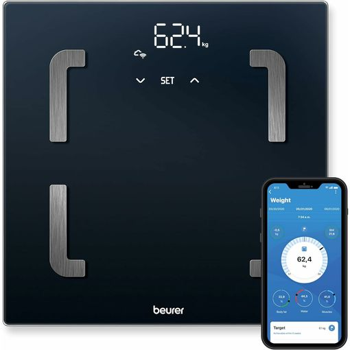 Una báscula digital negra con electrodos plateados y un smartphone al lado.