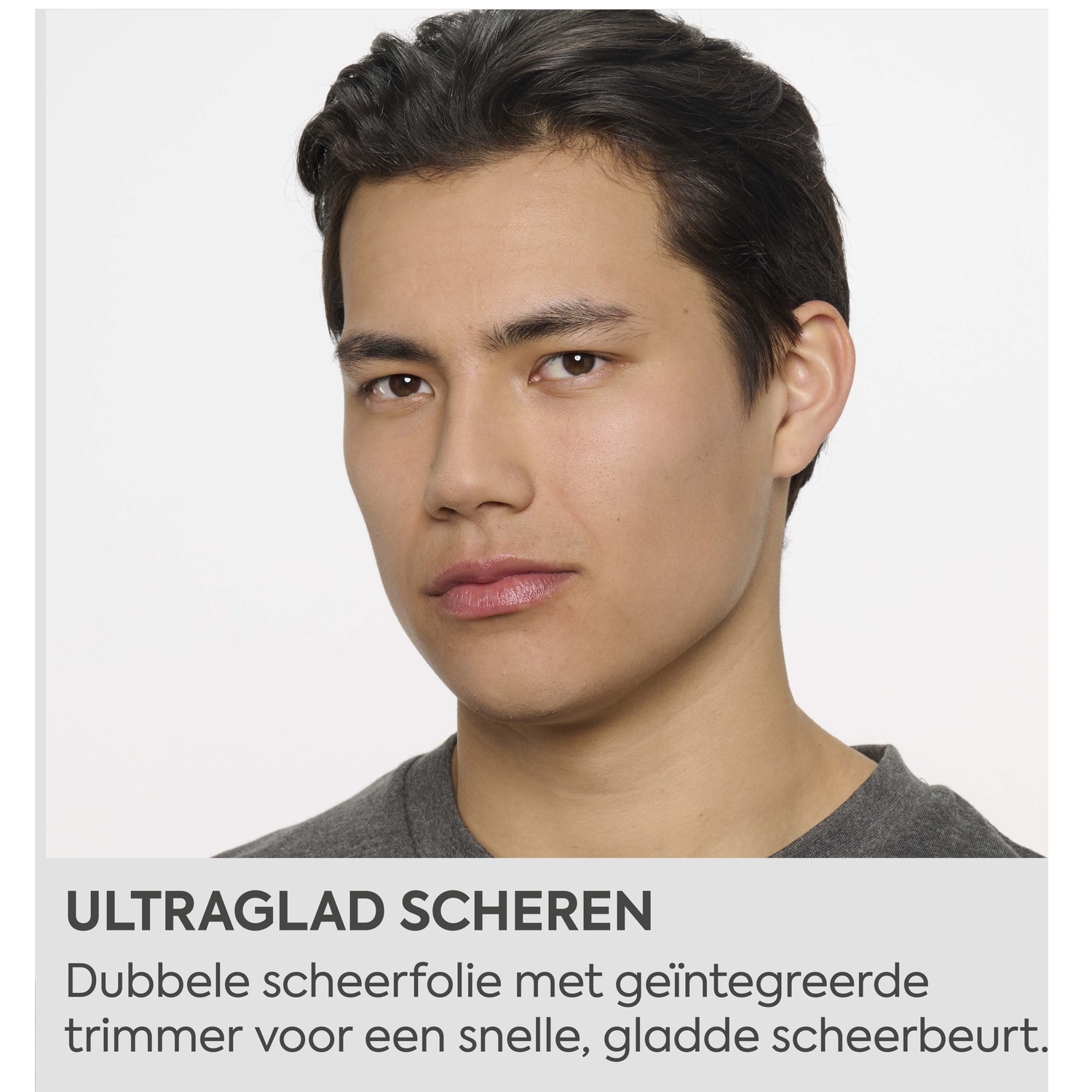 Man met donker haar en grijs shirt, tekst op voorgrond.
