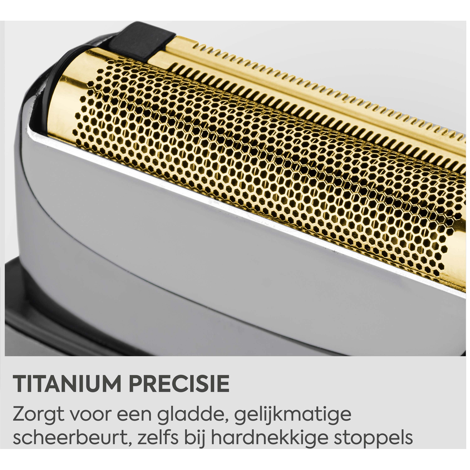 Gouden scheerhoofd met honingraatpatroon op een zilveren scheerapparaat.