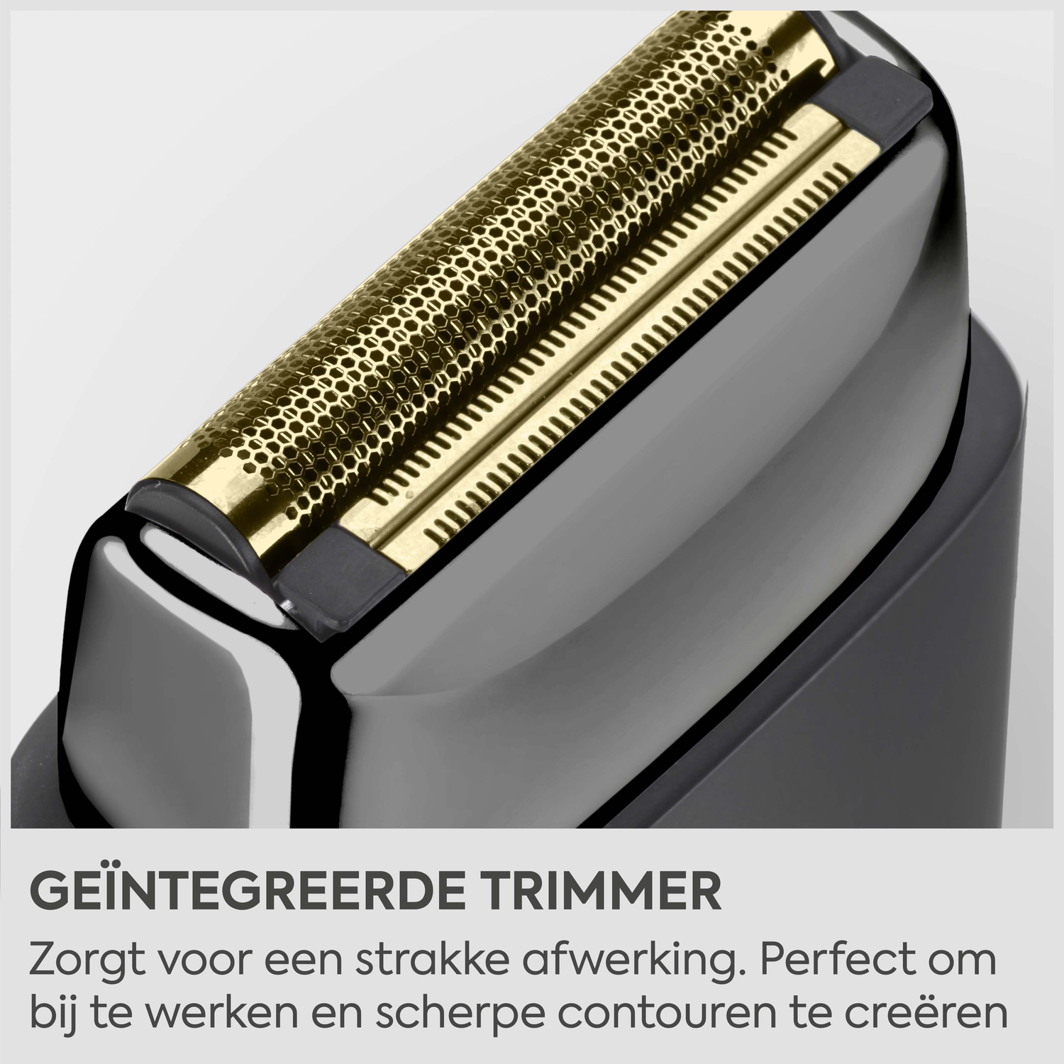 Close-up van een gouden folie scheerkop met geïntegreerde trimmer.
