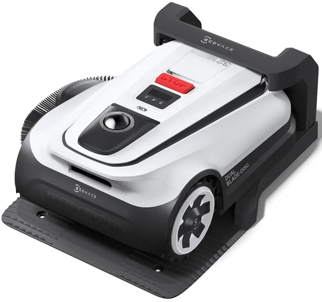 Ein weißer und schwarzer Rasenmähroboter mit einem roten Stoppknopf und Rädern.