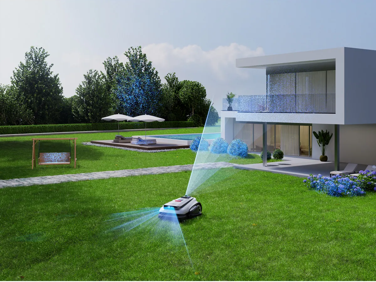 Mähroboter versprüht Wasser auf einem grünen Rasen nahe einem modernen Haus, Pool und Schaukel.