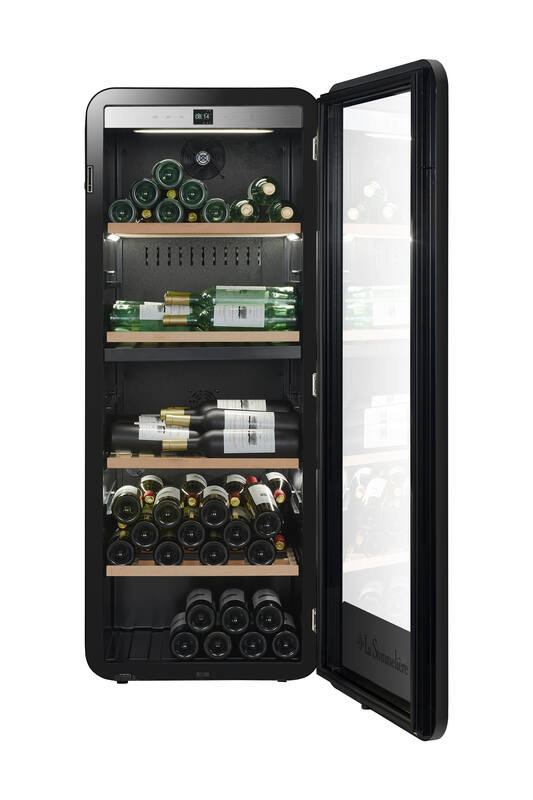 Ein offener Weinkühlschrank mit mehreren Regalen, gefüllt mit Wein- und Champagnerflaschen.