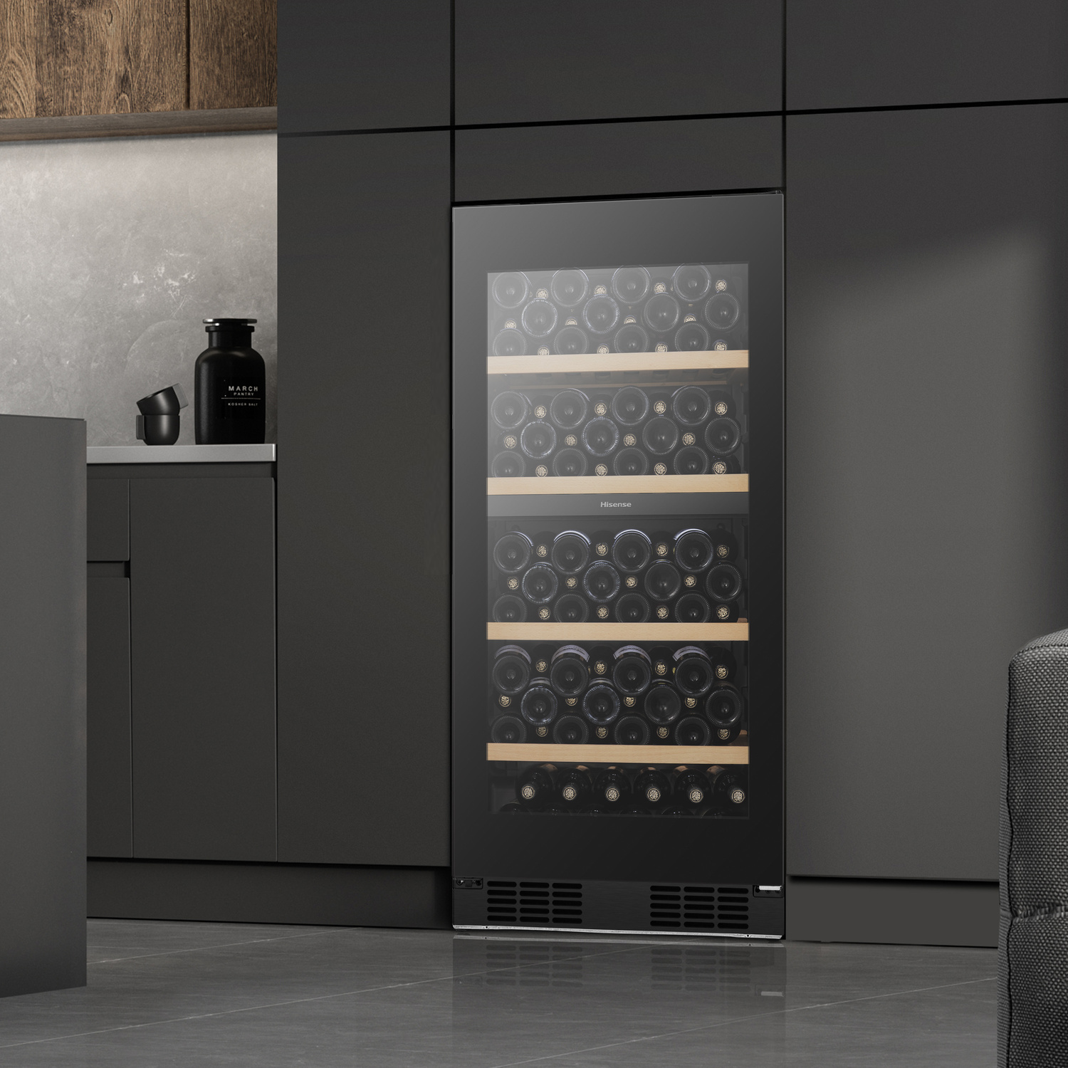 Una cantinetta per vino nera con porta in vetro, piena di bottiglie di vino.