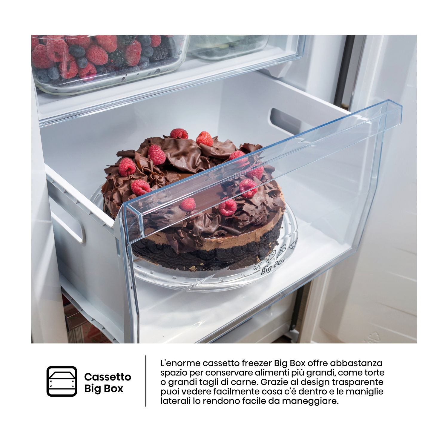 Torta al cioccolato con frutti di bosco in un cassetto del frigo.