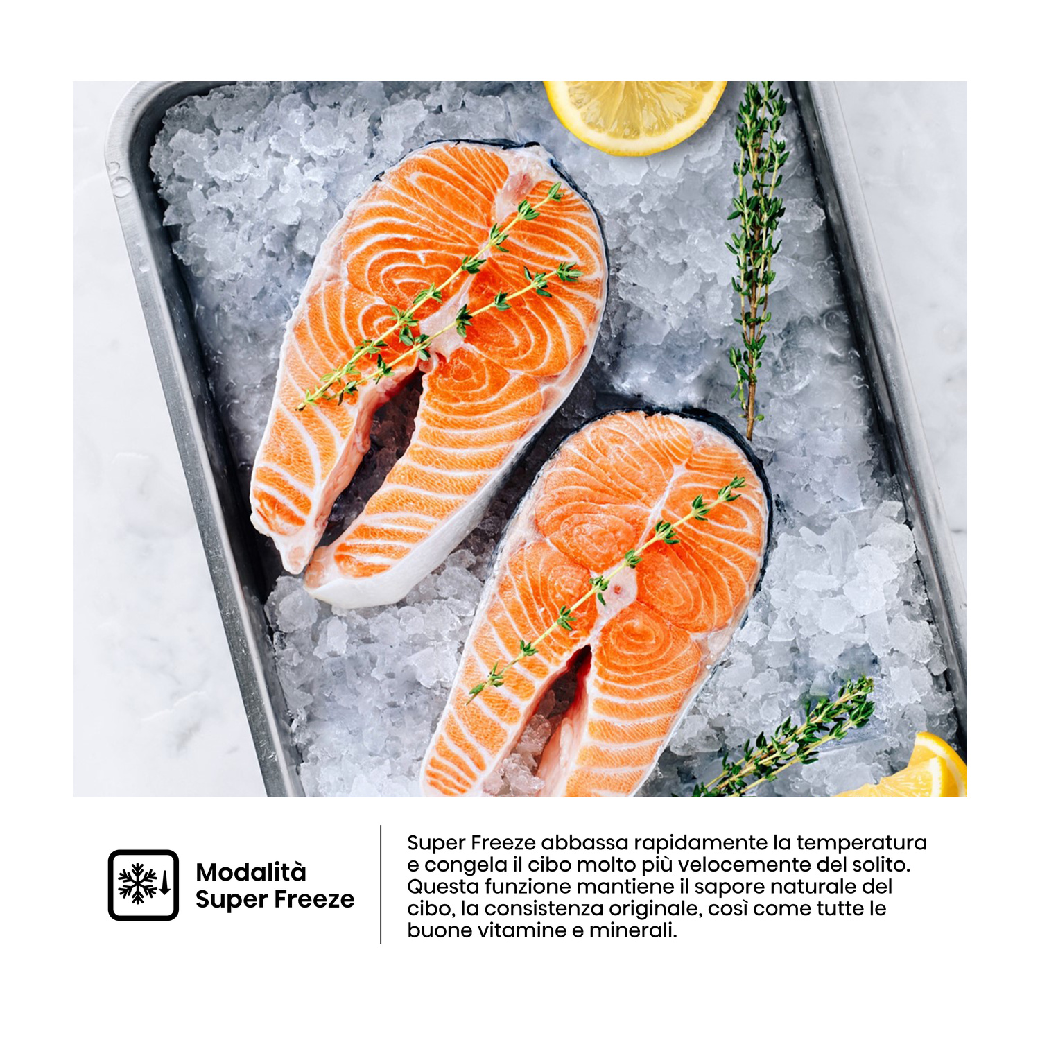 Due tranci di salmone crudo su ghiaccio con limone e timo.