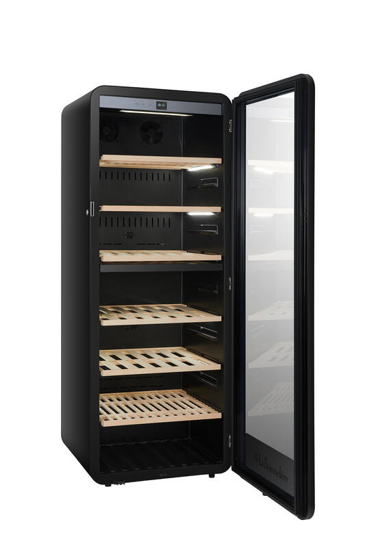 Schwarzer Weinkühlschrank mit offener Glastür und Holzregalen.