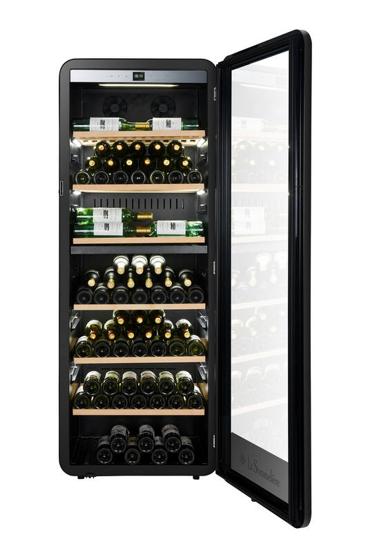 Ein schwarzer Weinkühlschrank mit Glastür, gefüllt mit vielen Flaschen Wein auf Regalen.
