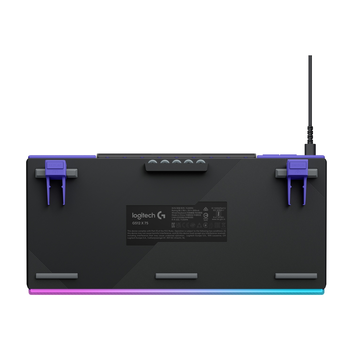 Parte inferiore di una tastiera nera con accenti viola, logo Logitech e illuminazione RGB.