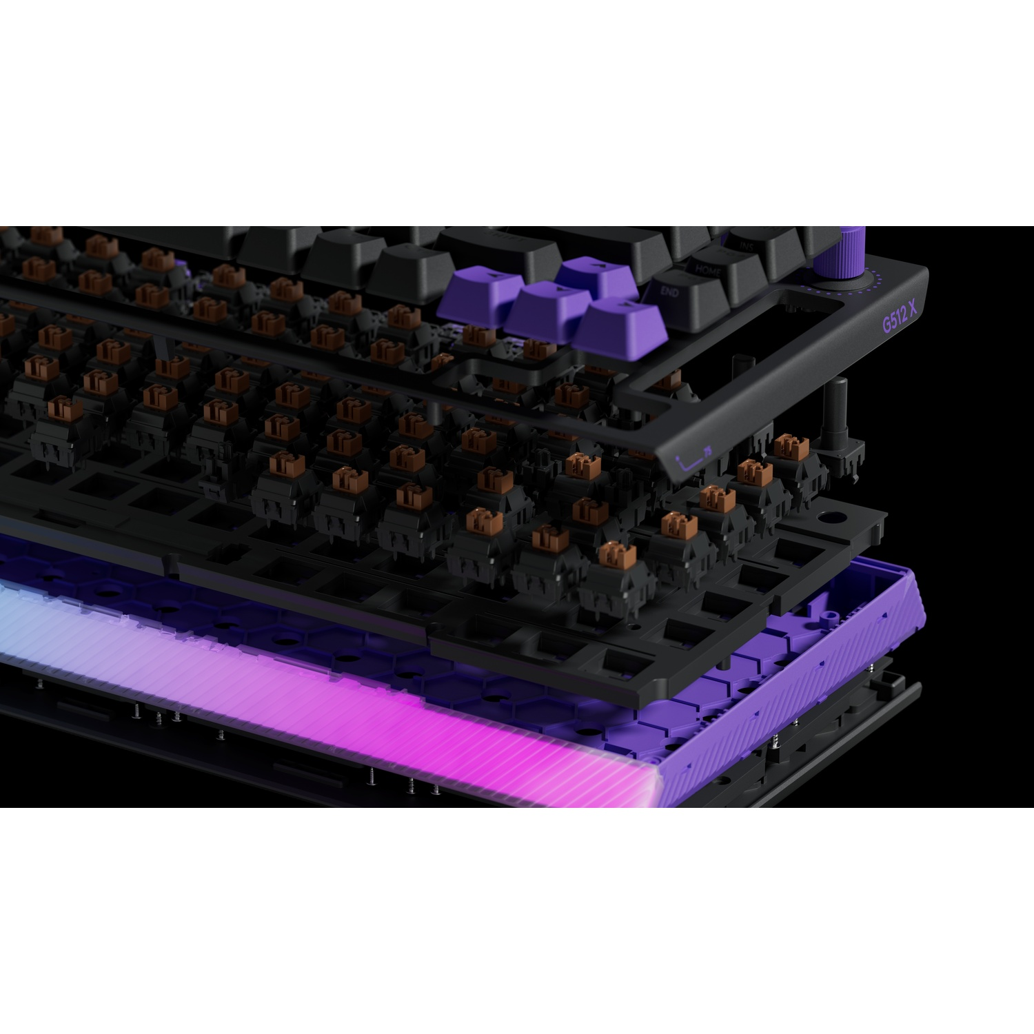 Vista esplosa di una tastiera nera con accenti viola e illuminazione RGB.