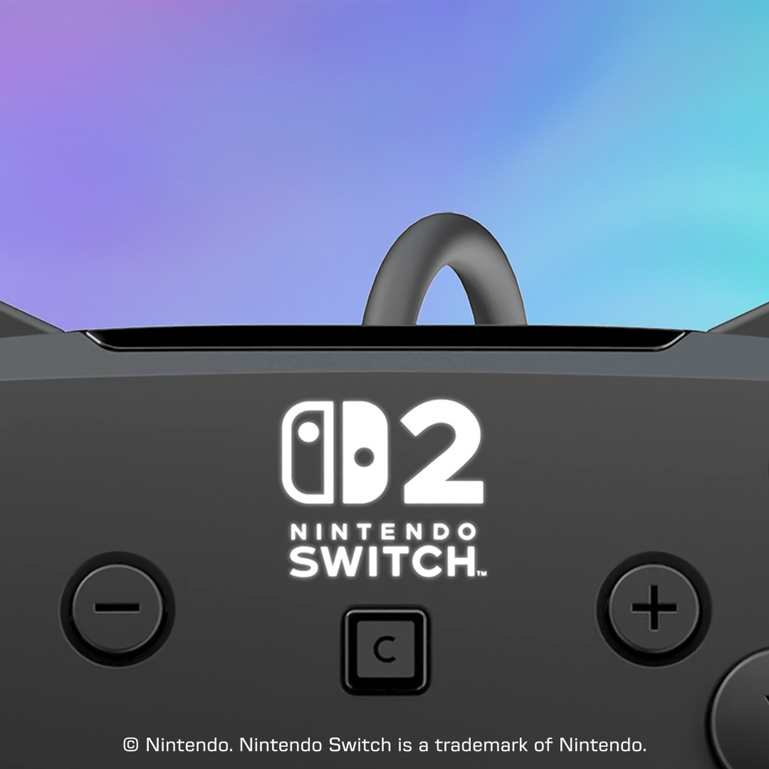 Gros plan d'une manette noire Nintendo Switch avec logo lumineux et fond coloré.
