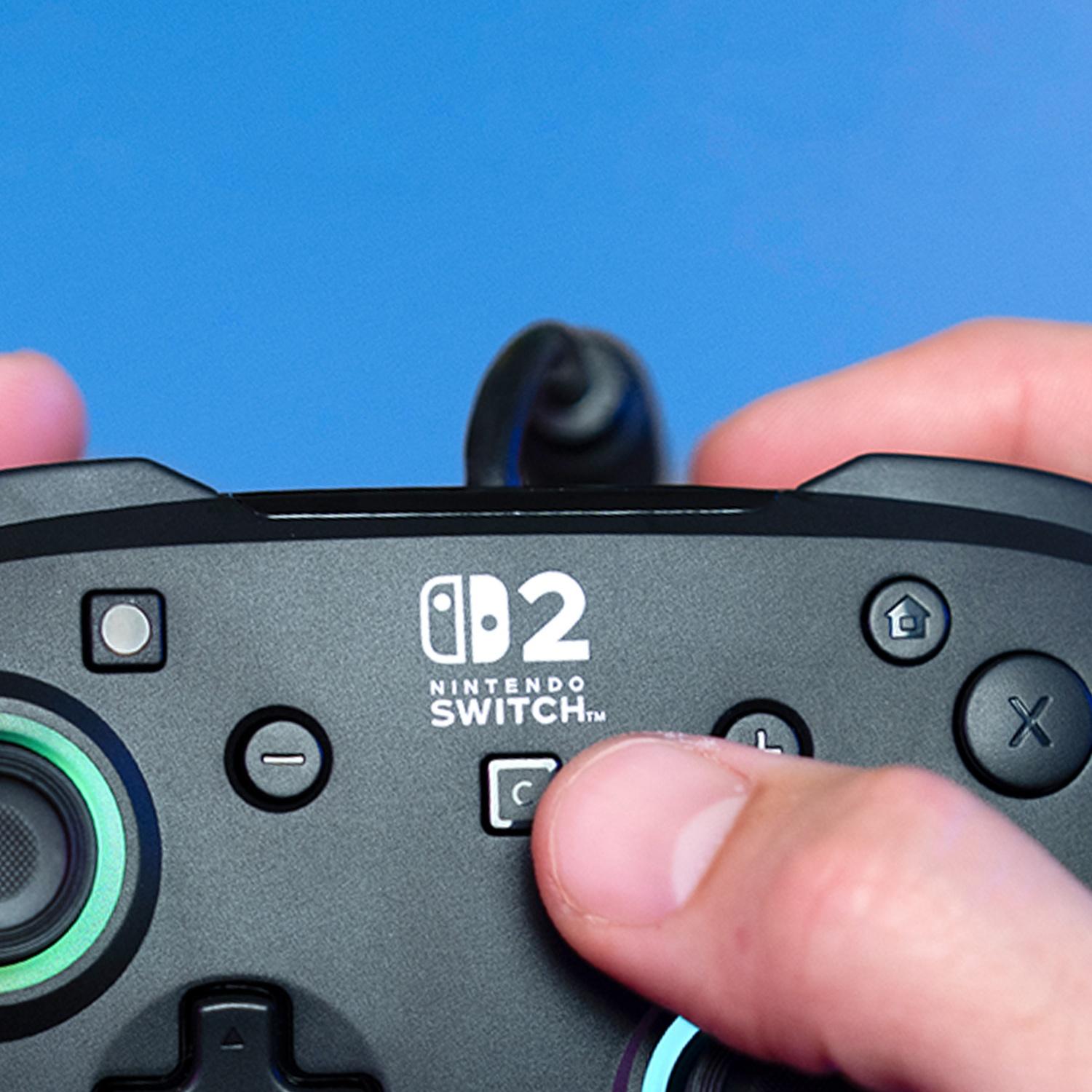 Gros plan d'une manette noire avec le logo Nintendo Switch 2.