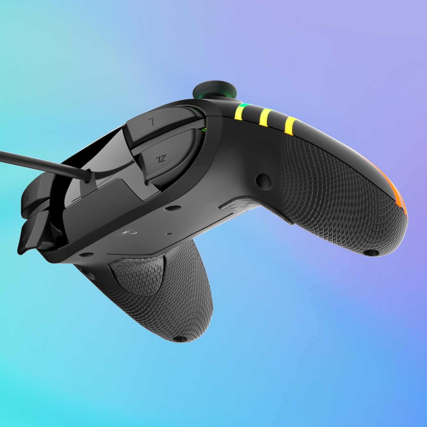 Manette de jeu noire avec des accents lumineux sur fond dégradé bleu-violet.